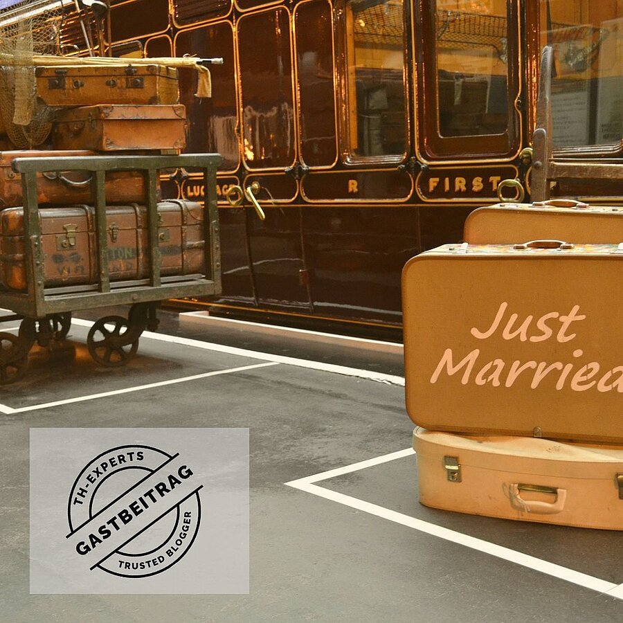 Alter Bahnhof mit alten Koffern für Hochzeitsreisen