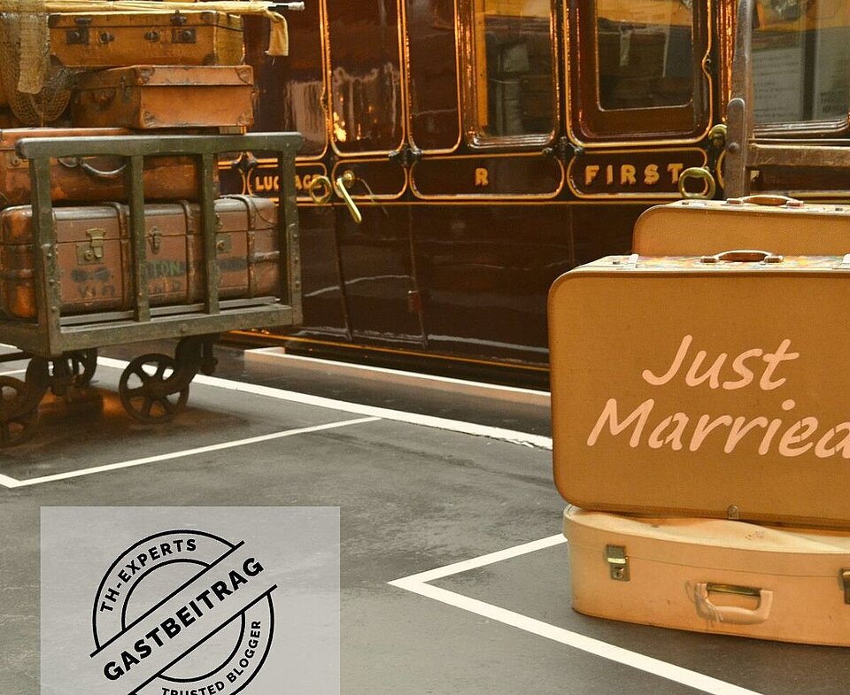 Alter Bahnhof mit alten Koffern für Hochzeitsreisen