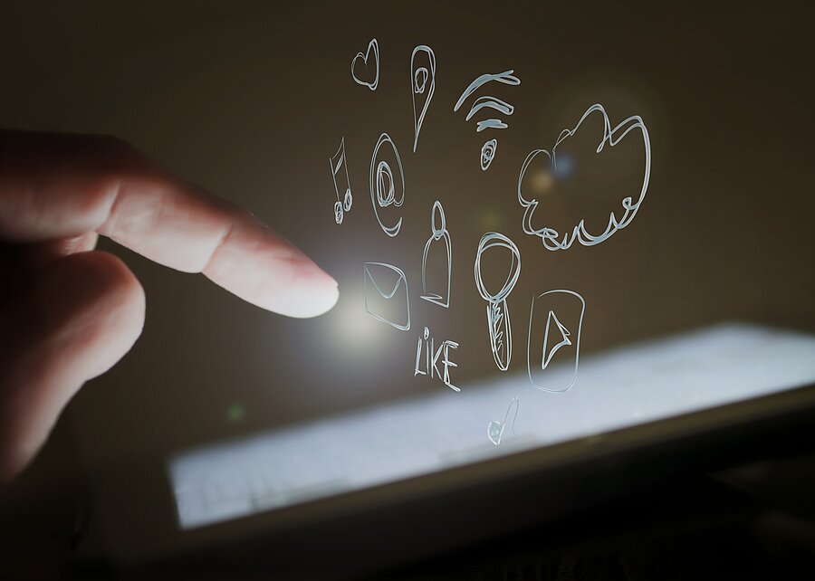 Digitalisierung Hotellerie: Ein Finger tippt virtuell auf ein Tablett und Wolken kommen aus dem Tablett heraus