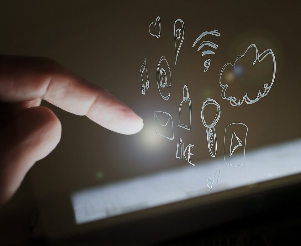 Digitalisierung Hotellerie: Ein Finger tippt virtuell auf ein Tablett und Wolken kommen aus dem Tablett heraus