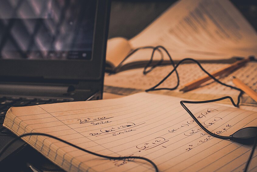 Schulheft mit Rechenaufgaben.