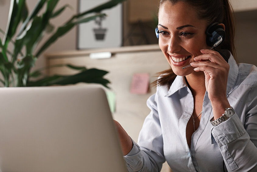 Mitarbeiterin im Hotel am Telefon