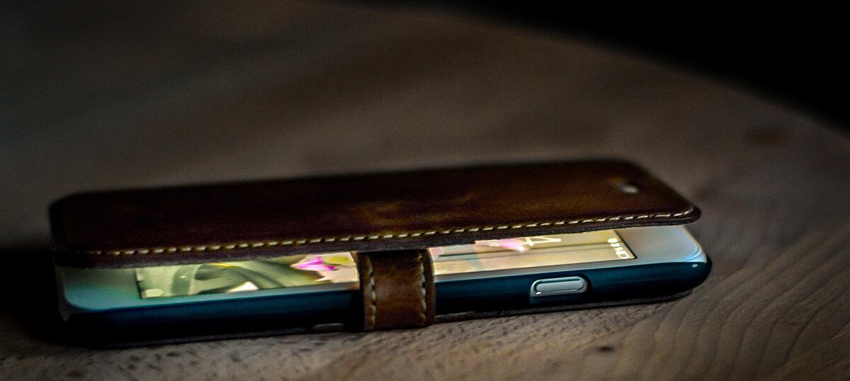 Smartphone in Lederhülle